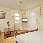 Hotel At The Golden Scissors