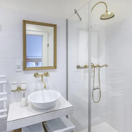 At The Golden Scissors 酒店