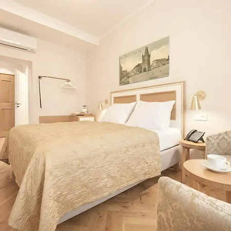Hotel At The Golden Scissors