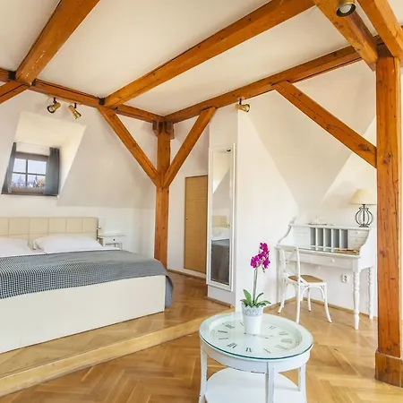 酒店 At The Golden Scissors 4*