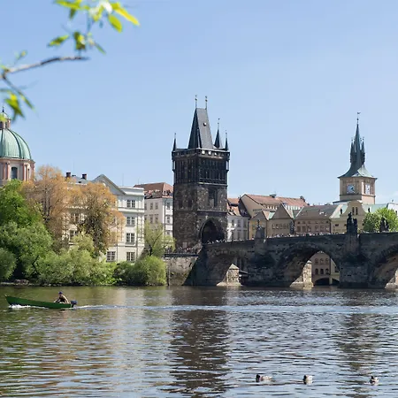 Hotel At The Golden Scissors Praga