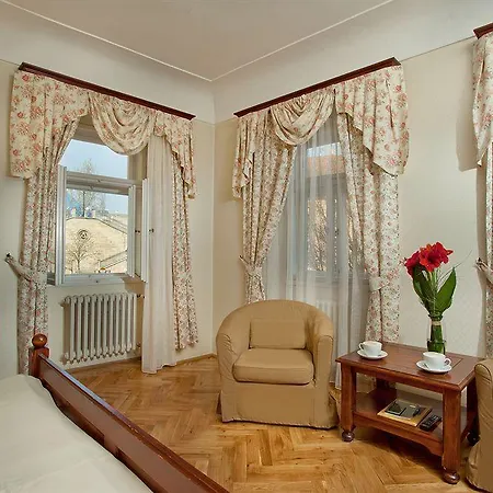 At The Golden Scissors Hotel Prag