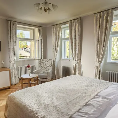 At The Golden Scissors 4* Prag