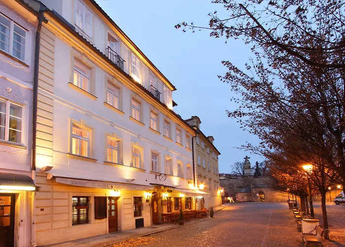 At The Golden Scissors Hotell Prag