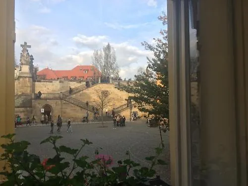 At The Golden Scissors Hotell Prag
