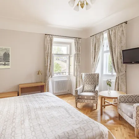 Hotel At The Golden Scissors Praga