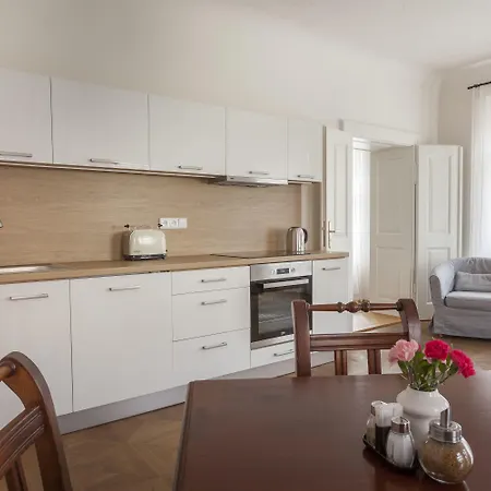Hotel At The Golden Scissors Praga