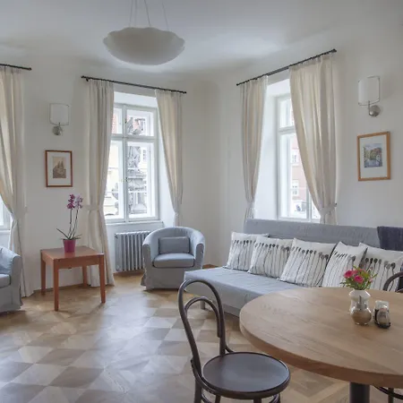 Hotel At The Golden Scissors Praga