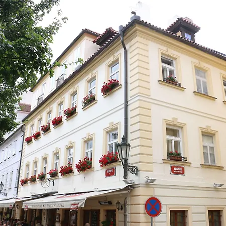 Hotel At The Golden Scissors Praga