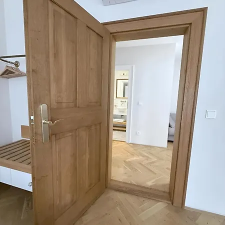 Hotel At The Golden Scissors Praga