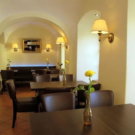 Hotel At The Golden Scissors Praga
