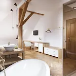 At The Golden Scissors Otel Prag