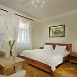 Otel At The Golden Scissors Prag